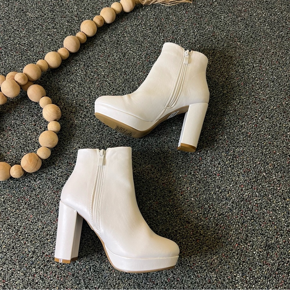 FOREVER21 White Platform Leather Booties Round-Toe Chic Comfy Boots Shoes Sz 5.5